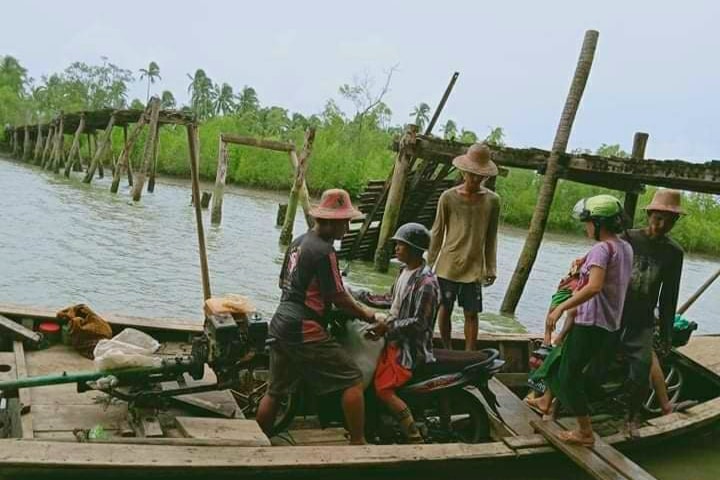 ငရုတ်ကောင်းမြို့အနီး ကျေးရွာချင်းဆက် တံတားကျိုးကျနေသဖြင့် ဒေသခံများ အခက်ကြုံနေ