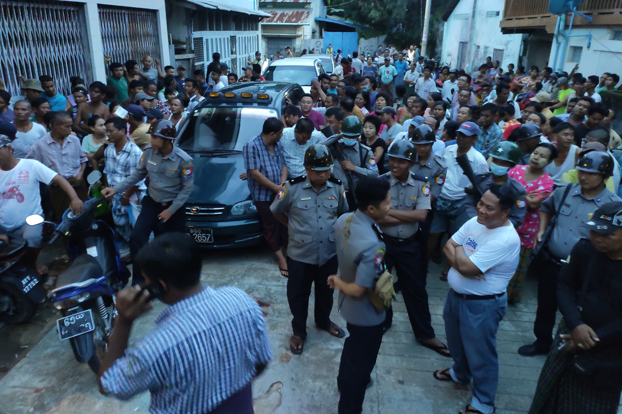 ပုသိမ်က အကြီးဆုံးလောင်းကစားဝိုင်းကို ရဲတပ်ဖွဲ့မှူးကိုယ်တိုင်ဝင်ဖမ်း၊ ရဲ ၁ ဦးအပါအဝင် ၃၄ ဦး ဖမ်းမိ