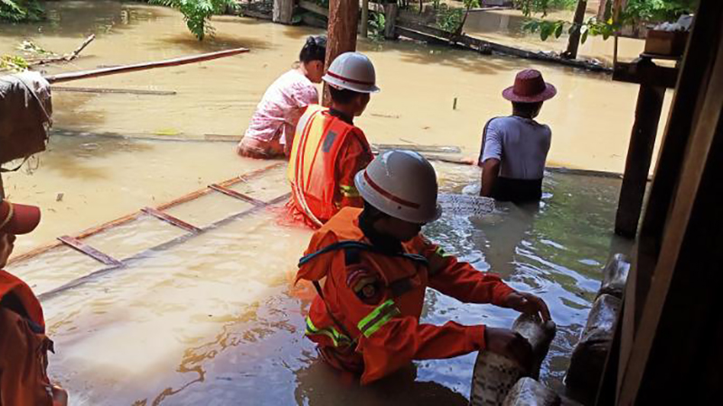 မင်းကင်း အမှတ် ၃ ရပ်ကွက်၌ ရေဝင်ရောက်နေ၍ မီးသတ်တပ်ဖွဲ့ ရွှေ့ပြောင်းပေးနေ (ဓာတ်ပုံ)