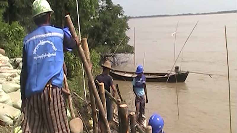 မြန်အောင်မြို့နယ်က ကမ်းပြိုနေရာကို ဧရာဝတီတိုင်းဝန်ကြီးချုပ် စစ်ဆေး