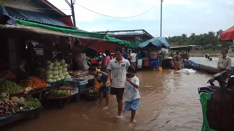 ရေးမြို့ မြသီတာဈေးနှင့် နေအိမ်အချို့ ရေဝင်ရောက်လာ၍ စတင်ရွှေ့ပြောင်းနေ (ဓာတ်ပုံ)