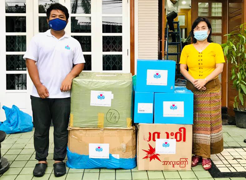 ချစ်သုဝေတို့ ဇနီးမောင်နှံ စစ်တွေဆေးရုံအတွက် ကျန်းမာရေးပစ္စည်းများလှူဒါန်း