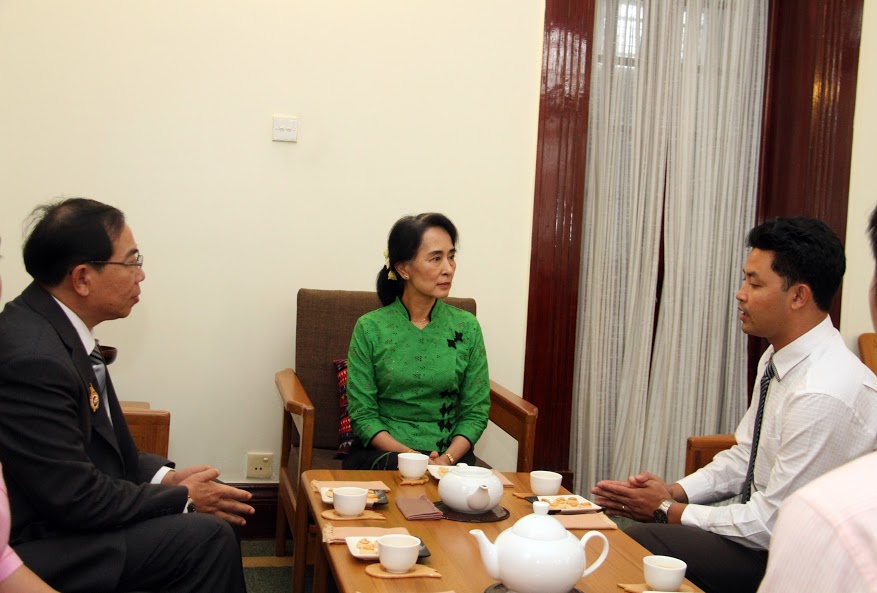ျငိမ္းခ်မ္းေရးလုပ္ငန္းစဥ္တြင္ ပါ၀င္ေရး ေဒၚေအာင္ဆန္းစုၾကည္နွင့္ ႐ွမ္းတပ္ေဆြးေနြး