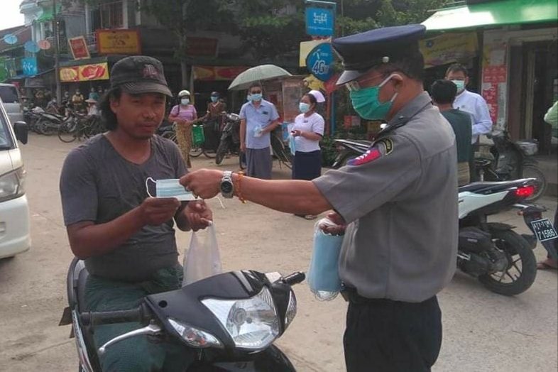 ကျောင်းကုန်းမြို့တွင် နှာခေါင်းစည်း Mask အခုရေ ၂၀၀၀ ကျော် အခမဲ့ဖြန့်ဝေ