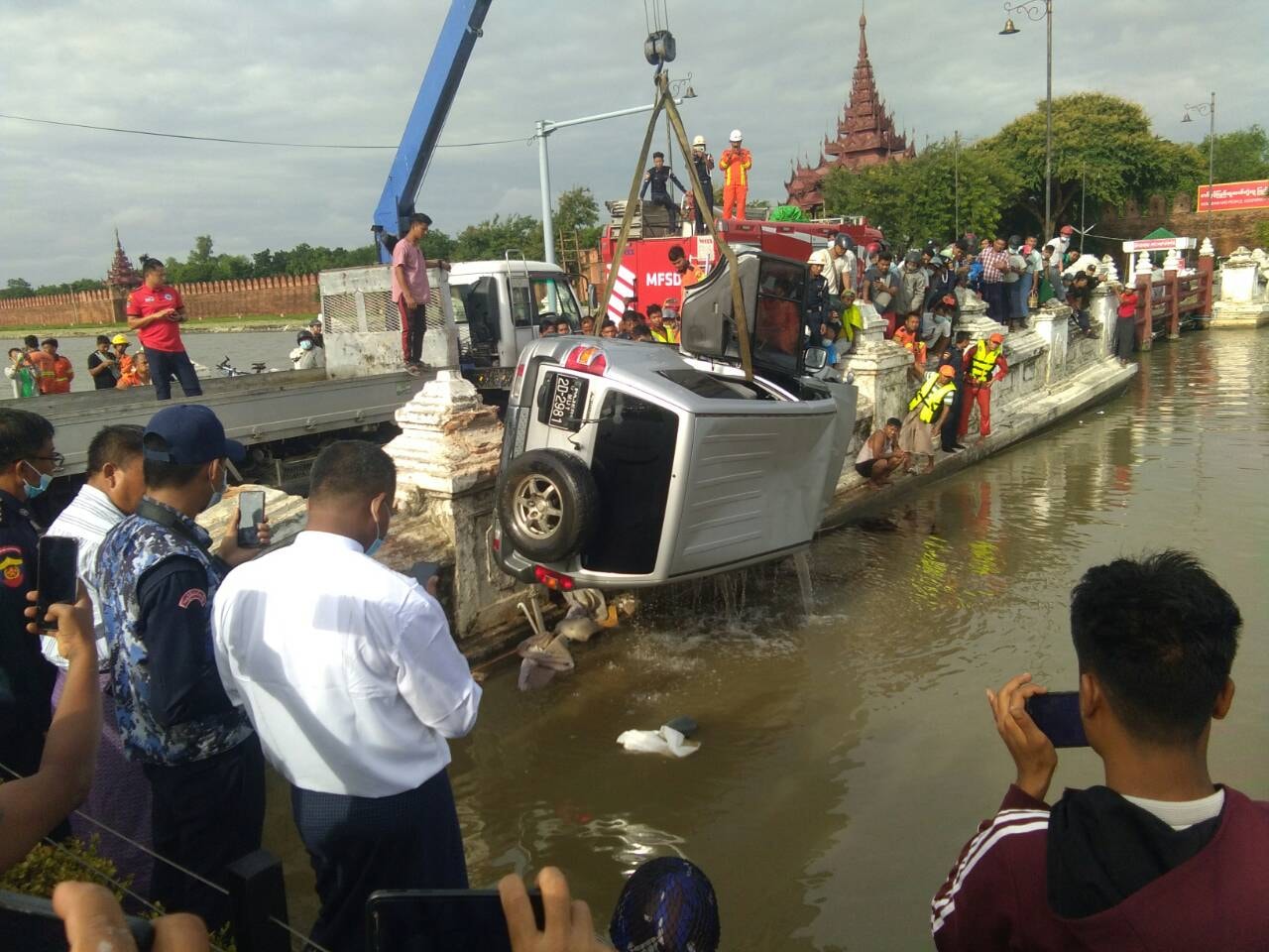 မန္တလေးကျုံးရေပြင်ထဲ ပါဂျဲရိုးကား ၁ စီးထိုးကျပြီး ယာဉ်မောင်းသေဆုံး 