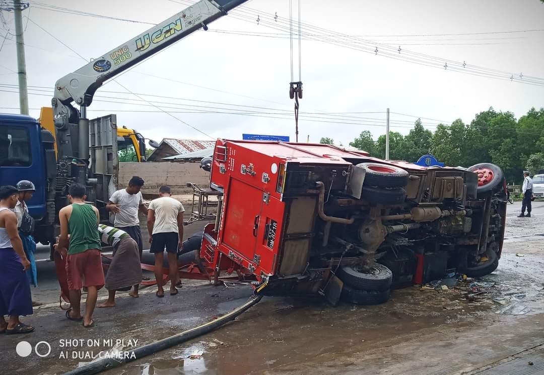 ပုသိမ်တွင် မီးသတ်ကားအရှိန်လွန်တိမ်းမှောက်ပြီး အိမ်စီးကားကို ဝင်တိုက်
