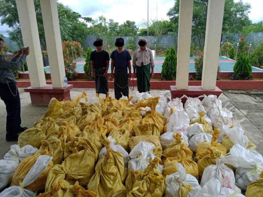 ဖားကန့် လယ်ပြင်ဂိတ်၌ တရားမဝင် ကျောက်စိမ်းအရိုင်း ၃၄၇၀ ကီလိုခန့် ဖမ်းဆီးရမိ
