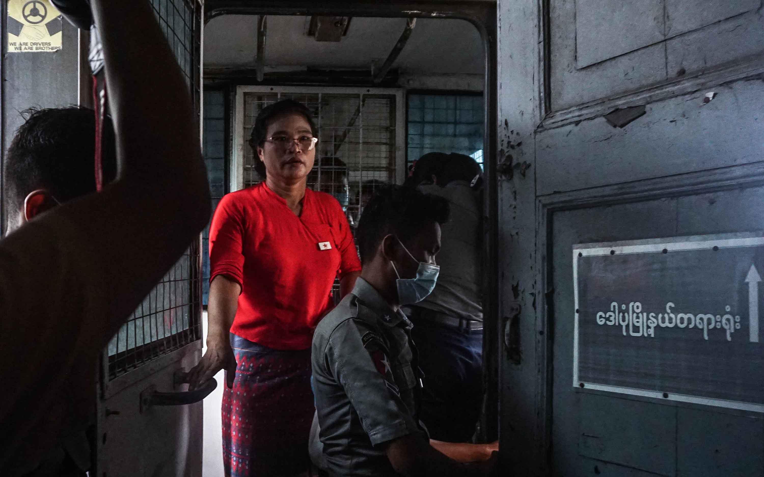 ကရင်အာဇာနည်နေ့အခမ်းအနားဝန်းရံသူ ဒေါ်စိန်ထွေးကို ထောင်ဒဏ် ၁၅ ရက်ချ