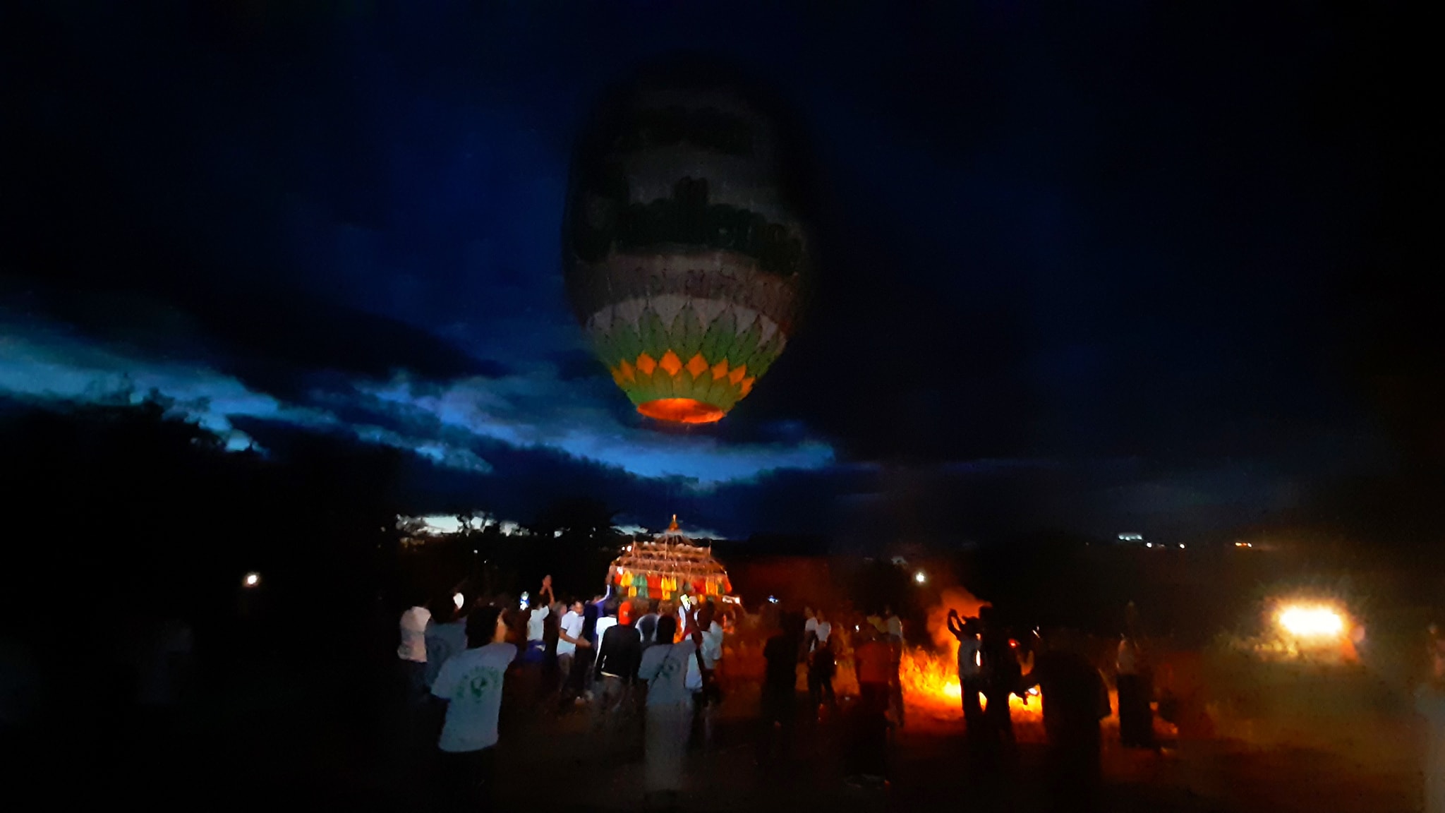 ပြင်ဦးလွင်တွင် မီးပုံးပျံများအသုံးပြု၍ သစ်ပင်မျိုးစေ့များကြဲနေ 