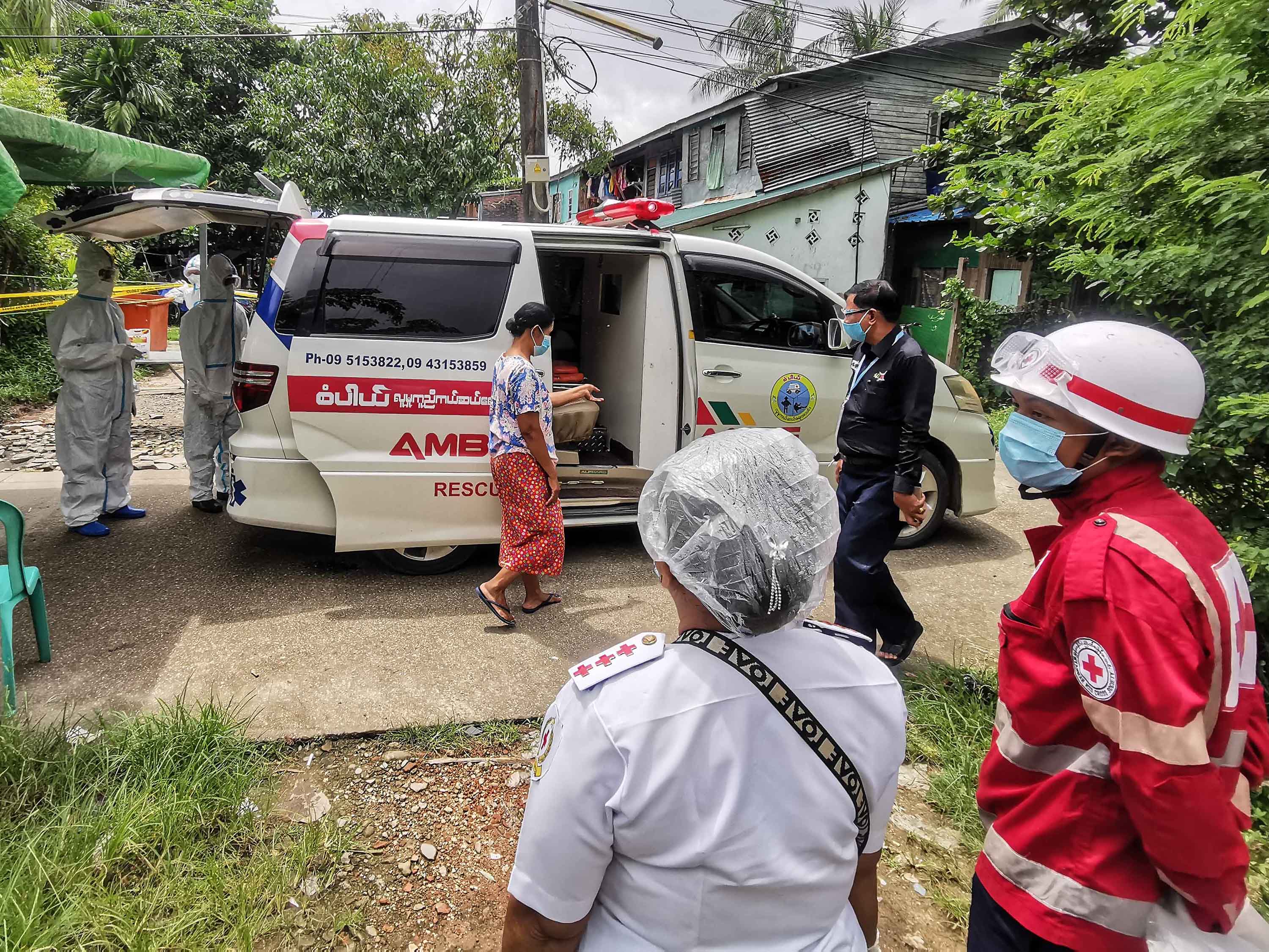 လူနာအမှတ် ၅၉၅ နေအိမ်တိုက်တန်းရှိ မိသားစုဝင်များကို Quarantine စင်တာပို့ (ဓာတ်ပုံ)