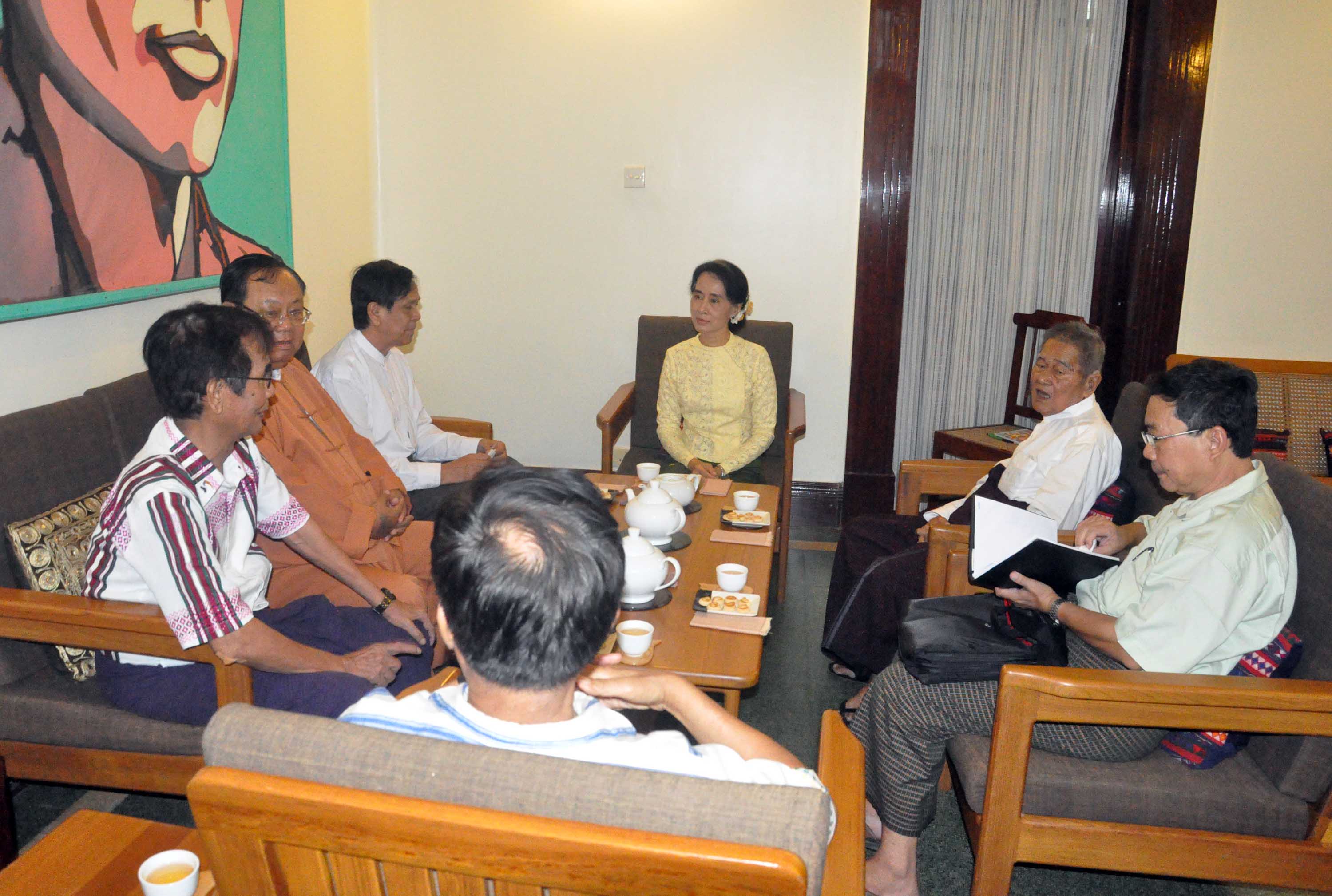 ေဒၚေအာင္ဆန္းစုၾကည္နွင့္ တုိင္းရင္းသားအဖြဲ့ ေတြ့ဆုံ (ဓာတ္ပုံ)