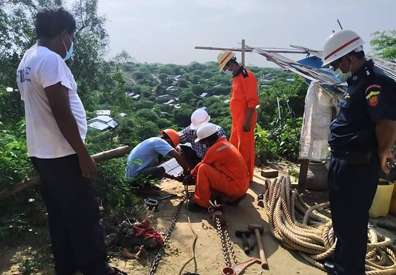 ချောက်တွင် တောင်ကမ်းပါးယံ ပြိုကျနိုင်၍ နေအိမ်များ ပြောင်းရွှေ့ (ဓာတ်ပုံ)