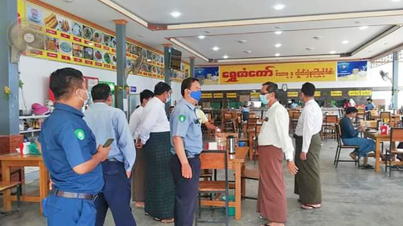 မုံရွာမြို့တွင် ကိုဗစ်စည်းကမ်း မလိုက်နာသည့် ဆိုင် ၄၅ ဆိုင်ကို ဒဏ်ရိုက်အရေးယူ