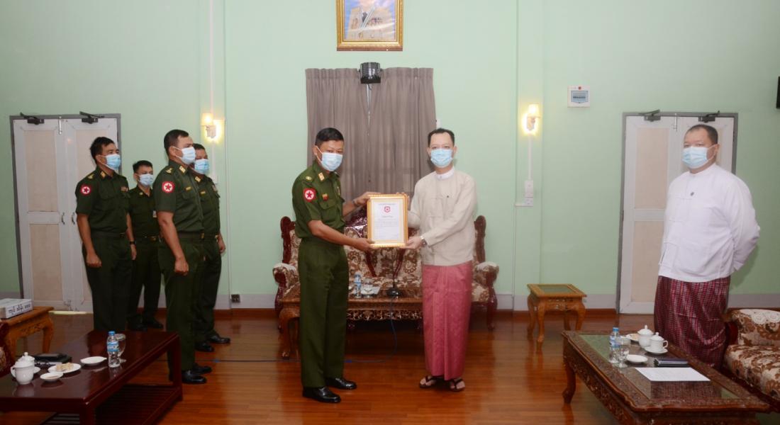 ဦးနေဝင်းမိသားစုက ရခိုင်ပြည်နယ်က စစ်သည်များအတွက် ကျပ်သိန်း ၁၀၀ လှူဒါန်း   