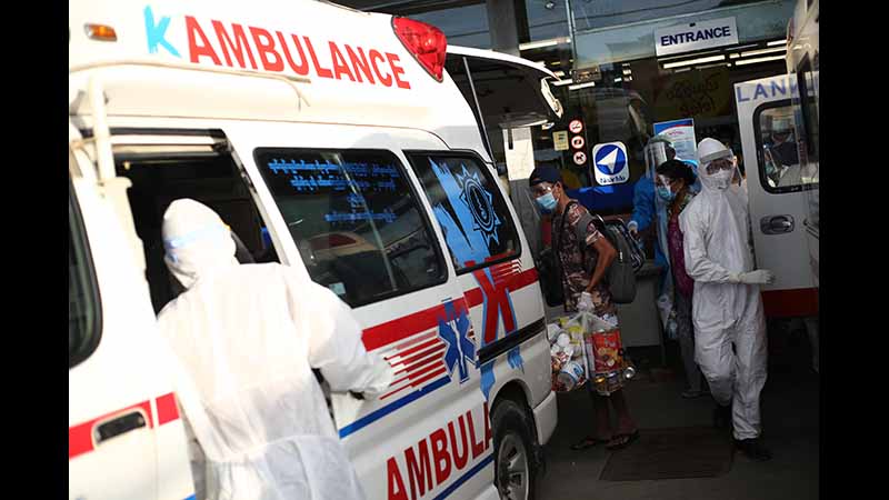 မြောက်ဒဂုံ Capital Supermarket ဝန်ထမ်းတဦး ဖျားနာသဖြင့် ဆေးရုံပို့ (ဓာတ်ပုံ)