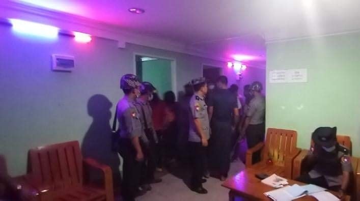 မကွေးမြို့တွင် ကိုဗစ်ကာလ တရားမဝင်ဖွင့်လှစ်ထားသည့် အနှိပ်ခန်းအား ဖမ်းဆီးအရေးယူ