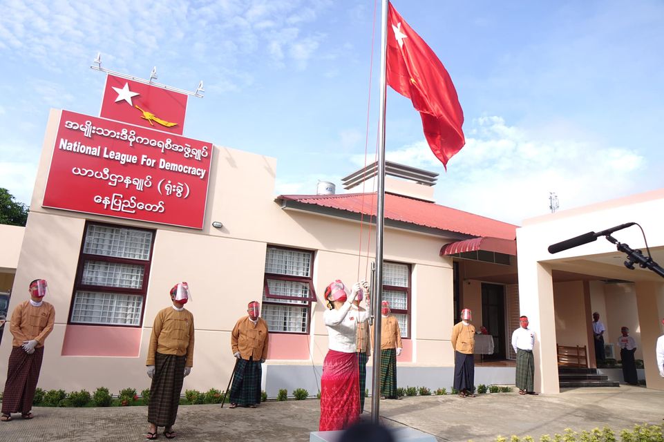 ရွေးကောက်ပွဲအောင်နိုင်ရေးအလံတော် ဒေါ်အောင်ဆန်းစုကြည် လွှင့်ထူ 