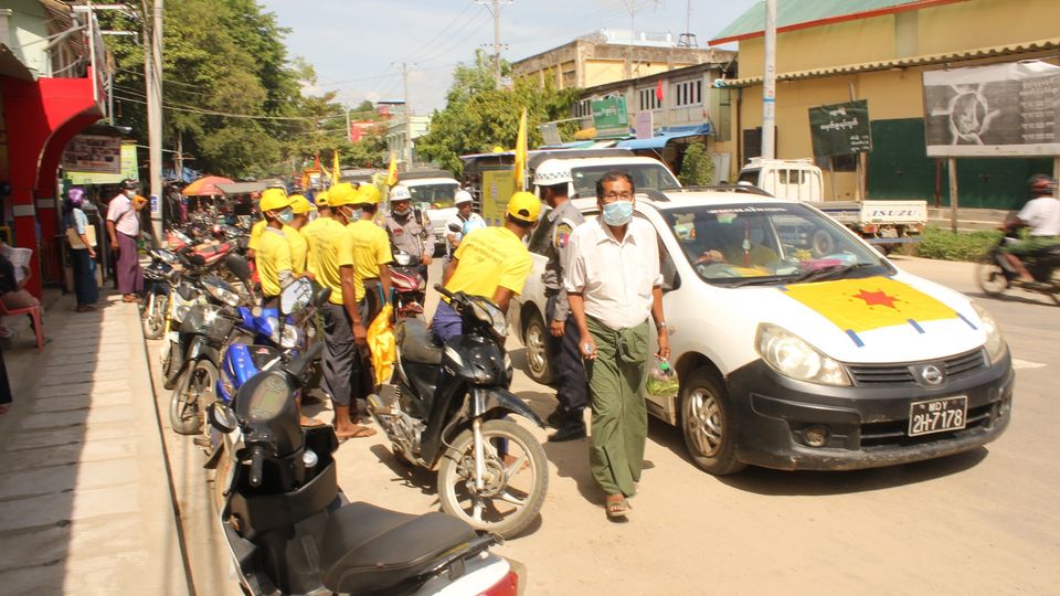 မဲဆွယ်စည်းရုံးလှည့်လည်ချိန် ဆိုင်ကယ်ဦးထုပ်မဆောင်းသည့် ဝန်းရံလိုက်ပါသူများ အရေးယူခံရ
