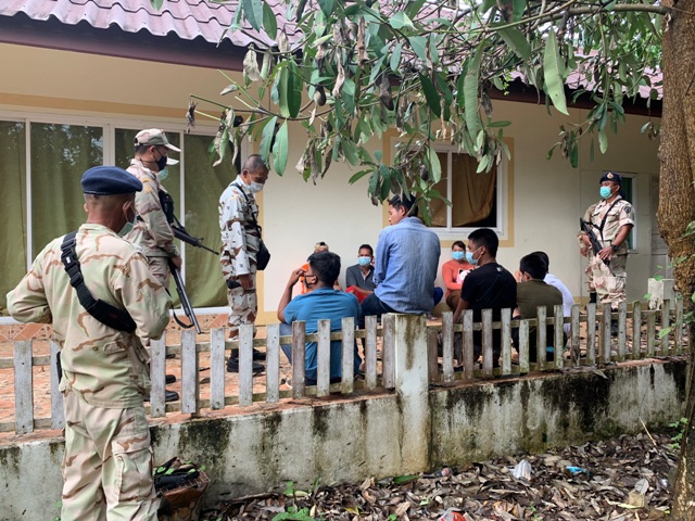 မယ်ဆိုင်တွင် ပွဲစားကို ဘတ် ၂၀၀၀၀ စီပေးပြီး တရားမဝင်လာရောက်သည့် မြန်မာ ၉ ဦး ဖမ်းဆီးခံရ 