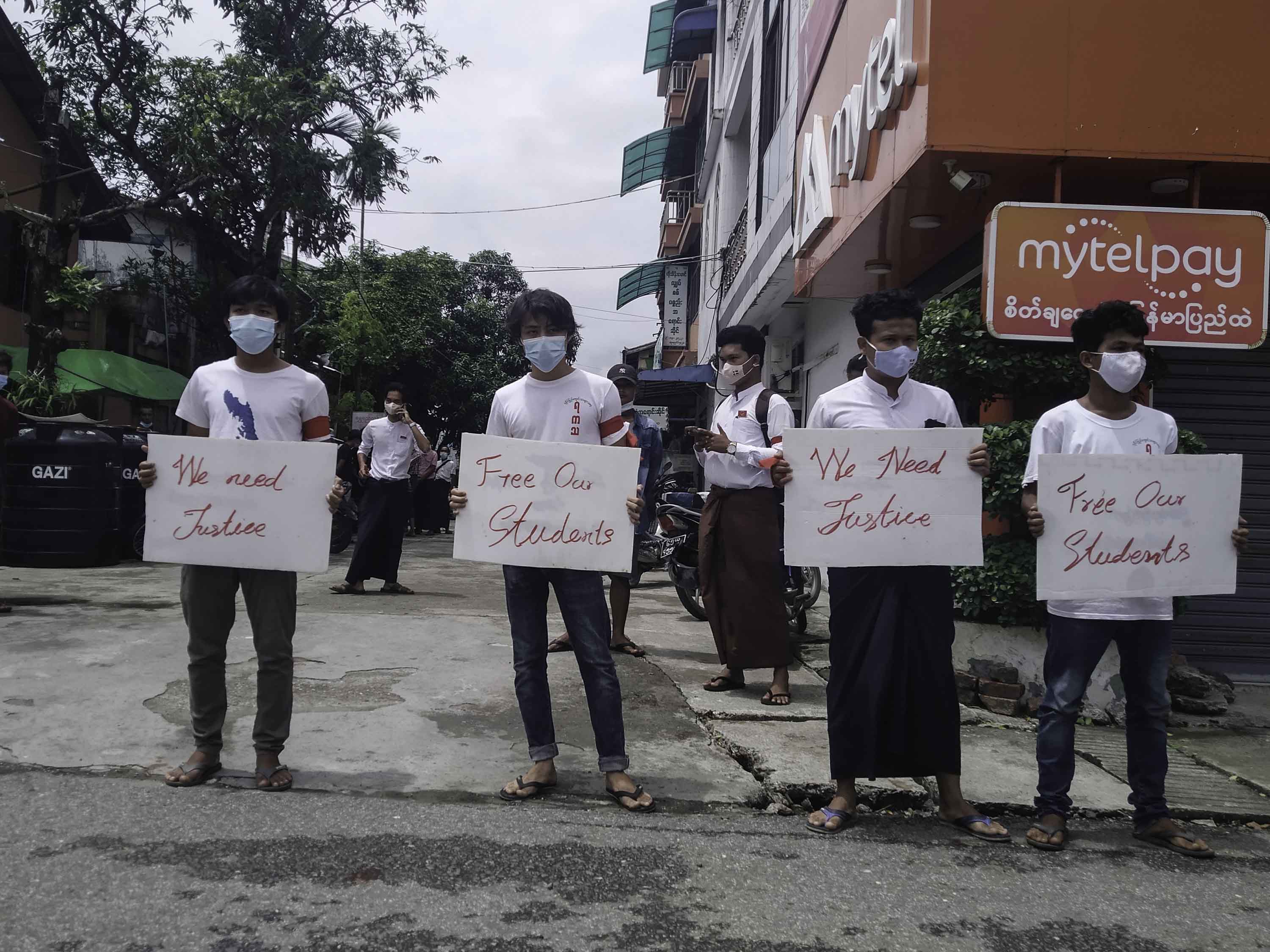 ရခိုင်ကျောင်းသား ၃ ဦးကို ပြန်လွှတ်ပေးရန် စစ်တွေရဲစခန်းရှေ့၌ ဆန္ဒပြတောင်းဆို