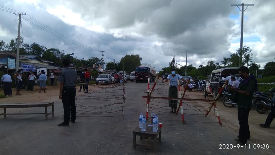 ရန်ကုန်ဝင်ထွက်ခွင့်ပိတ်လိုက်ဖြင့် တိုက်ကြီးစစ်ဆေးရေးဂိတ်တွင် ခရီးသည်ယာဉ်များ ပိတ်မိနေ (ဓာတ်ပုံ)