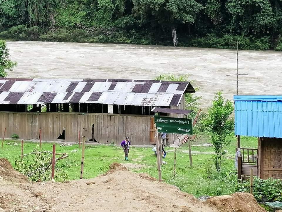 ခရီးကြမ်းကို ခြေလျင်ဖြတ်သန်းနေရသည့် ဝေးလံဒေသ ခေါင်လန်ဖူးက ဆရာမလေးများ