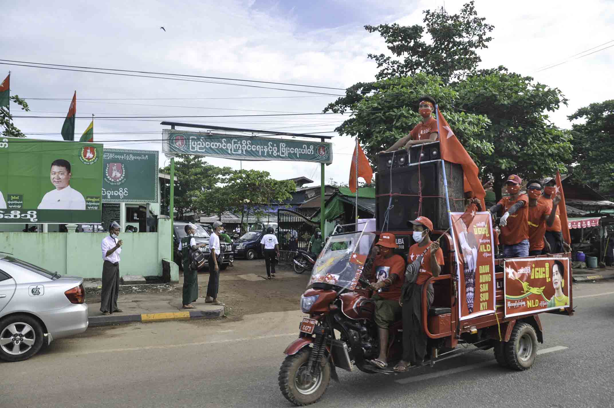 ကိုဗစ်ကာလ ပဲခူးမြို့ပေါ်တွင် ပါတီကြီးနှစ်ခု အပြိုင်မဲဆွယ် (ဓာတ်ပုံ)