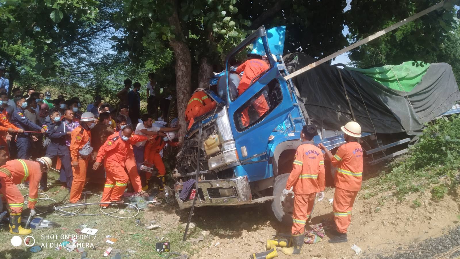 ဆန်အိတ်တင် ၁၂ ဘီးယာဉ် သစ်ပင်ဝင်တိုက်၊ ၁ ဦးသေဆုံး