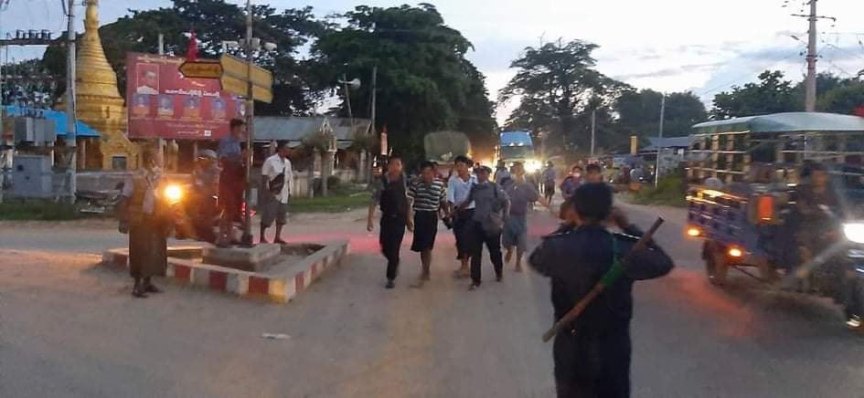 တောင်တွင်းကြီးမြို့နယ်၌ စစ်ဆေးရေးဂိတ်အတားအဆီးများကို ကားဖြင့်တိုက်ထွက်ပြေးသူများ ဖမ်းမိ