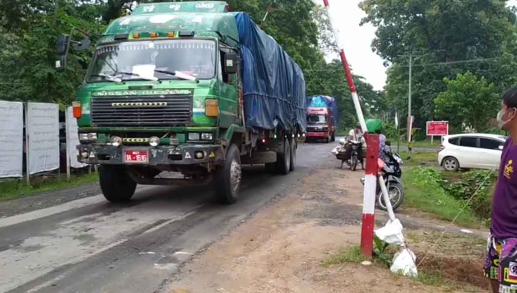 ရွှေကူမြို့၌ မန္တလေးဘက်မှ ဝင်လာသည့် ကုန်တင်ယာဉ်များကို တင်းကြပ်စွာ စစ်ဆေးနေ