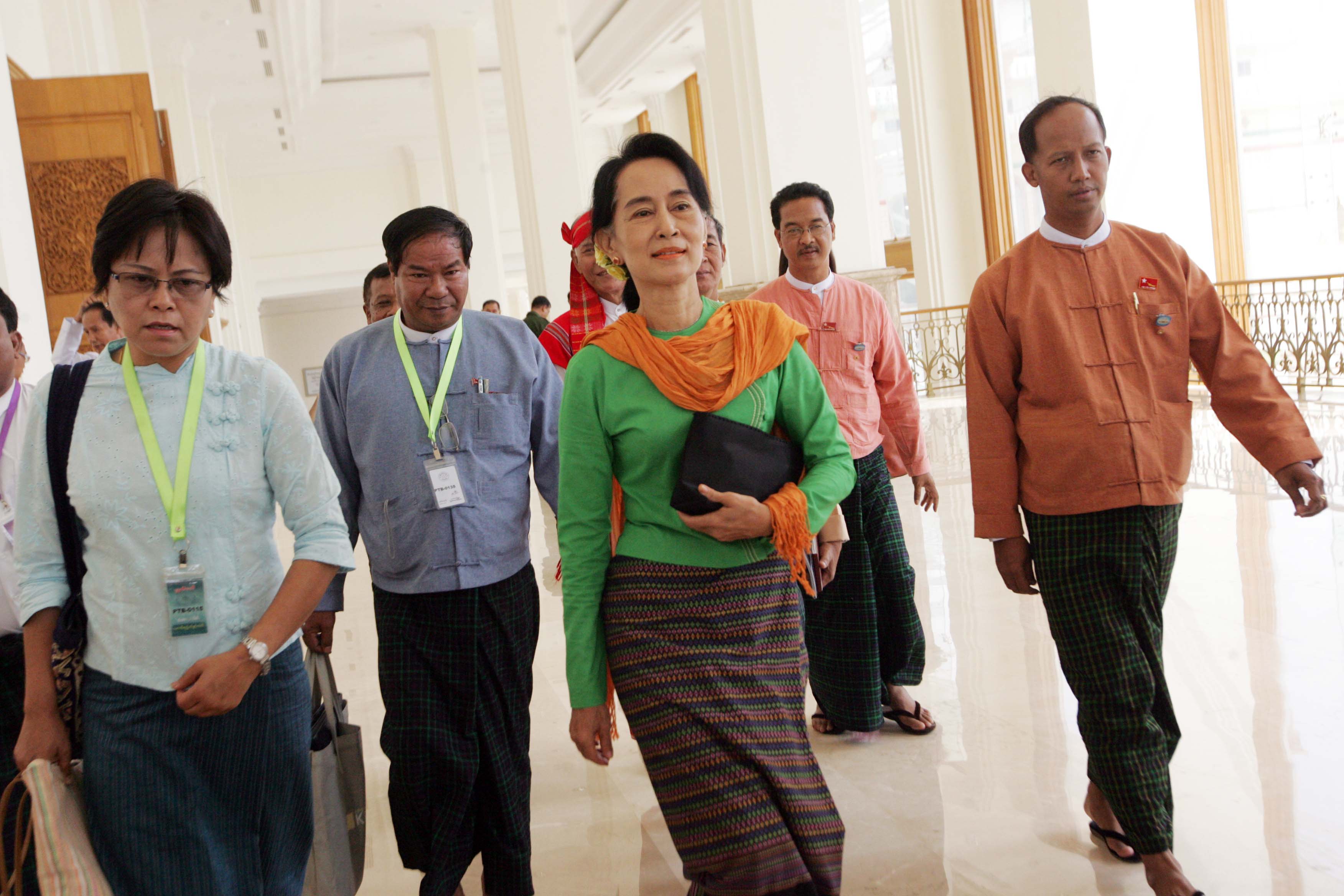 သတင္းသမားေတြက တကယ္တာ၀န္႐ွိတဲ့ အစိုးရကို ေမးရမယ္ – ေဒၚေအာင္ဆန္းစုၾကည္