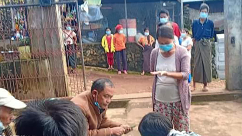 မိုးကုတ်တွင် ပုံမှန်ဝင်ငွေမရှိသည့် အိမ်ထောင်စု ၂ သောင်းကျော်ကို ထောက်ပံ့ကြေးပေး