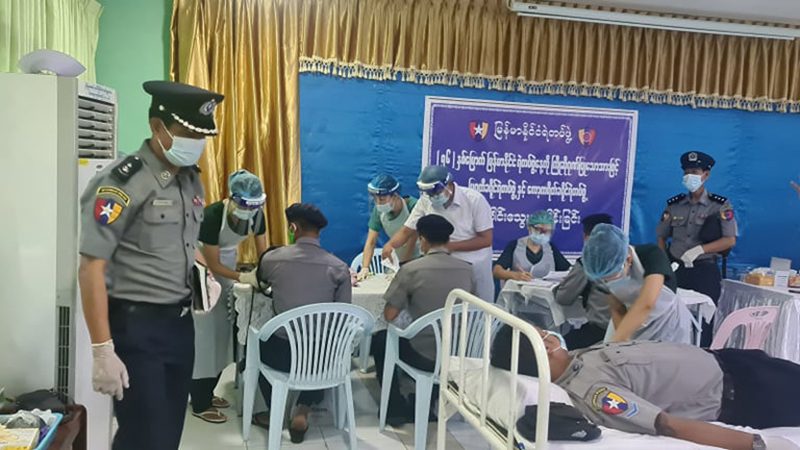 မြန်မာနိုင်ငံရဲတပ်ဖွဲ့နေ့အကြို ကော့ကရိတ်နှင့်မြဝတီခရိုင် ရဲတပ်ဖွဲ့ဝင်များ ပူးပေါင်းသွေးလှူ (ဓာတ်ပုံ)