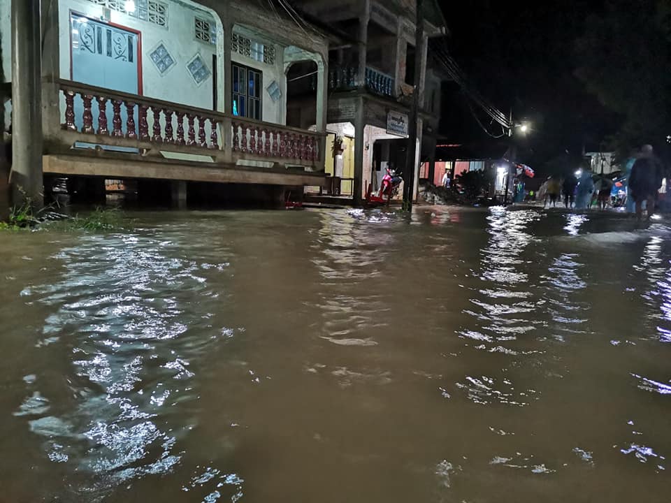 လောင်းလုံမြို့နယ်၌ မိုးသည်းထန်ပြီး ရေကြီးရေလျှံနေ