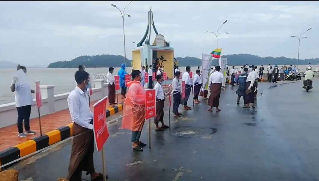 ကော့သောင်းမြို့တွင် ရေလုပ်သားများ ဆန္ဒပြ 