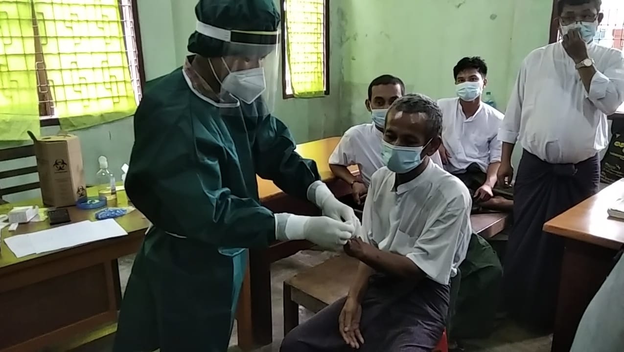 မောင်တောတွင် ကိုဗစ်-၁၉ လူနာ ၄၄ ဦးရှိလာသဖြင့် မြို့ခံလူထုကို ကျပန်း ဆေးစစ်ပေးနေ