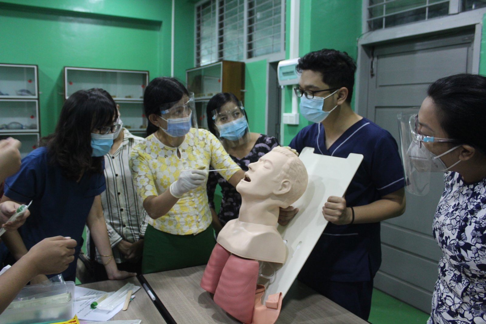 မန္တလေးမြို့တွင် စေတနာ့ဝန်ထမ်းများအား Swab ယူနည်း သင်တန်းပေး  