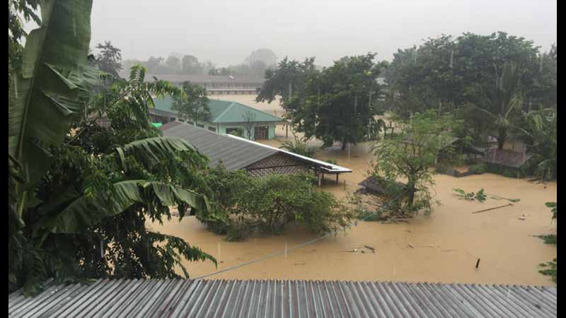 ဖားကန့်တွင် ရေကြီးရေလျှံ၊ နေအိမ်အဆောက်အအုံ ၄၀၀ ကျော်နစ်မြုပ်ပြီး ၂၀ ကျော် မျောပါ