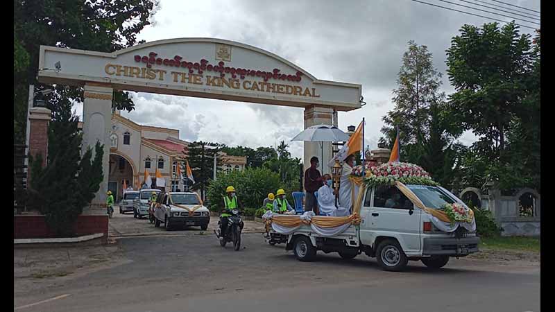 ကိုဗစ်-၁၉ ကင်းစင်ရေး လွိုင်ကော်မြို့တွင် ကက်သလစ်ဘုန်းတော်ကြီးများ လှည့်လည်မေတ္တာပို့