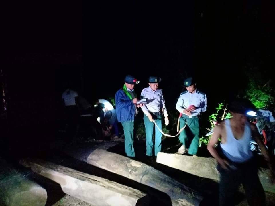 တရားမဝင်သစ်သွားဖမ်းသည့် သစ်တောအရာရှိ၏ကားကို ဓားဖြင့်ခုတ်ပြီး ဟန့်တားနှောင့်ယှက်