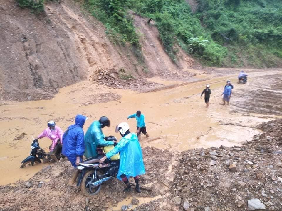 မြစ်ကြီးနား-ပူတာအိုလမ်းပျက်စီးပြီး ခရီးသွားပြည်သူများ လမ်းပန်းဆက်သွယ်ရေး အခက်ကြုံ