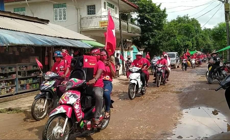 မြောင်းမြတွင် ကြံ့ခိုင်ရေးနှင့် အန်အယ်လ်ဒီ ထောက်ခံသူ ရာနှင့်ချီ အပြိုင်လှည့်လည်
