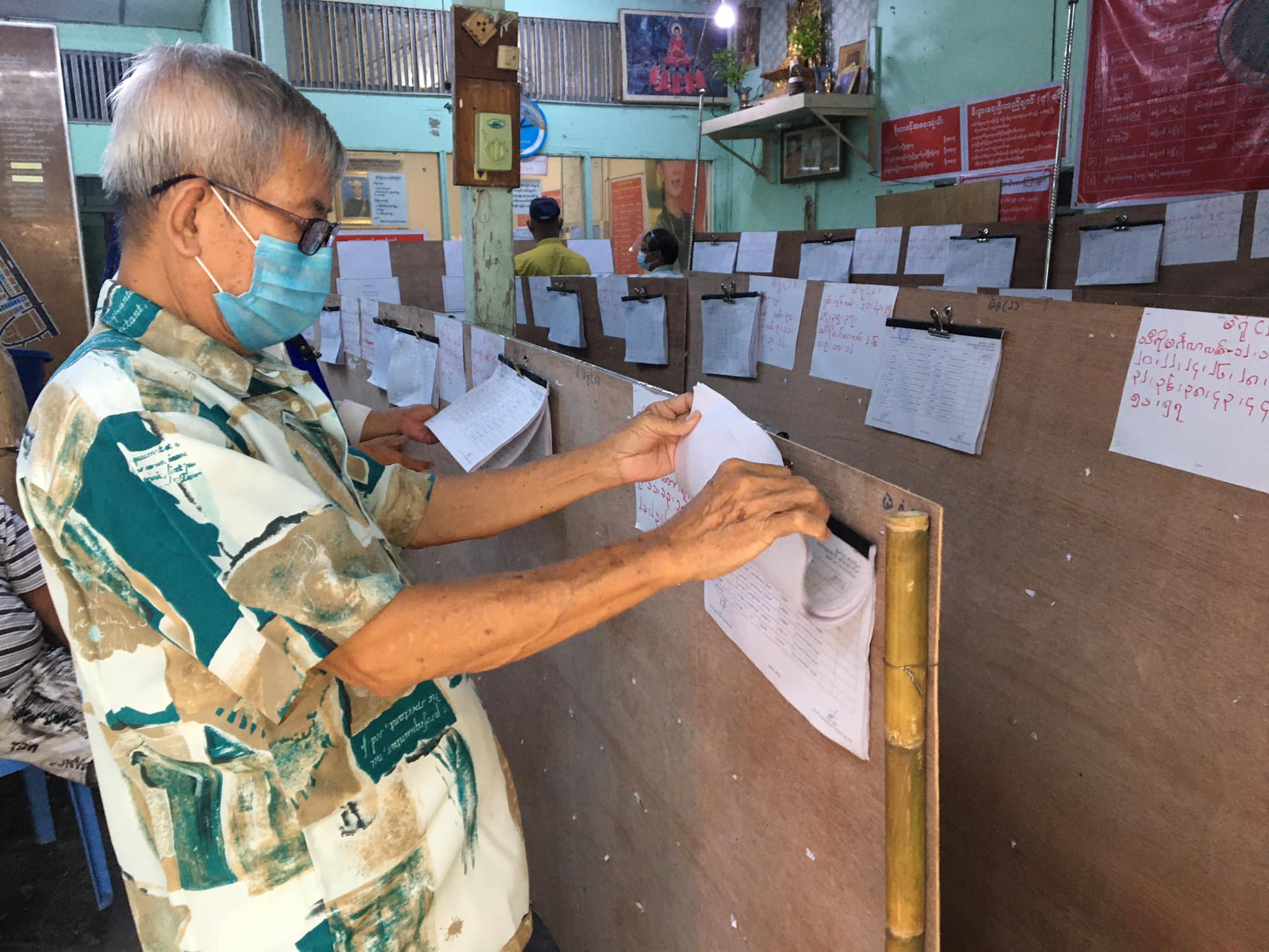 စမ်းချောင်းမြို့နယ်တွင် ဒုတိယအကြိမ် မဲဆန္ဒရှင်စာရင်းကပ်ရန်ပြင်ဆင် (ဓာတ်ပုံ)   