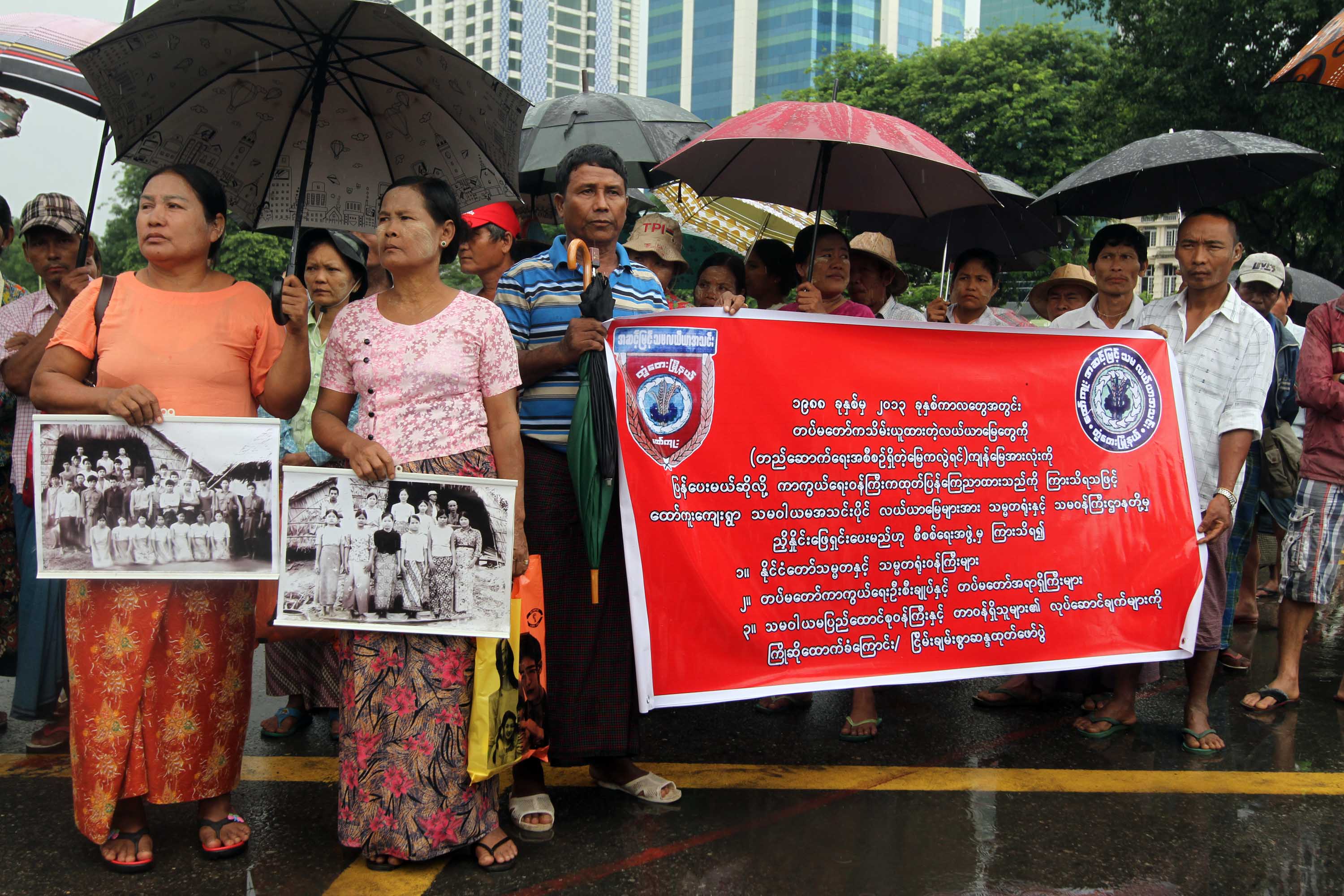 ေျမသိမ္းခံရသည့္ လယ္သမားမ်ား ျမို့ေတာ္ခန္းမေ႐ွ့ ဆနၵျပ