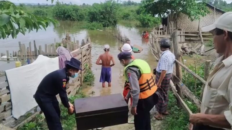 ရွှေကူမြို့နယ် ရေဘေးသင့်အိမ်ထောင်စု ၃၅ စုကို ကျန်းမာရေးပစ္စည်းနှင့် ထောက်ပံ့ငွေများပေးအပ် 