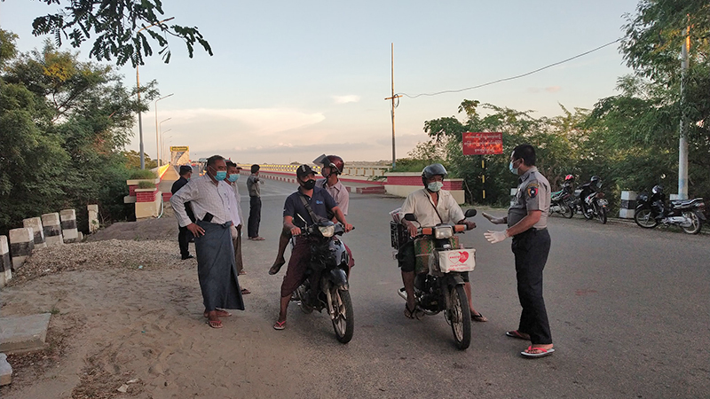 ဆိပ်ဖြူ ပူးပေါင်းစစ်ဆေးရေးဂိတ်၌ ရိုင်းပျစွာ ပြုမူသူ ၃ ဦးကို အမှုဖွင့်