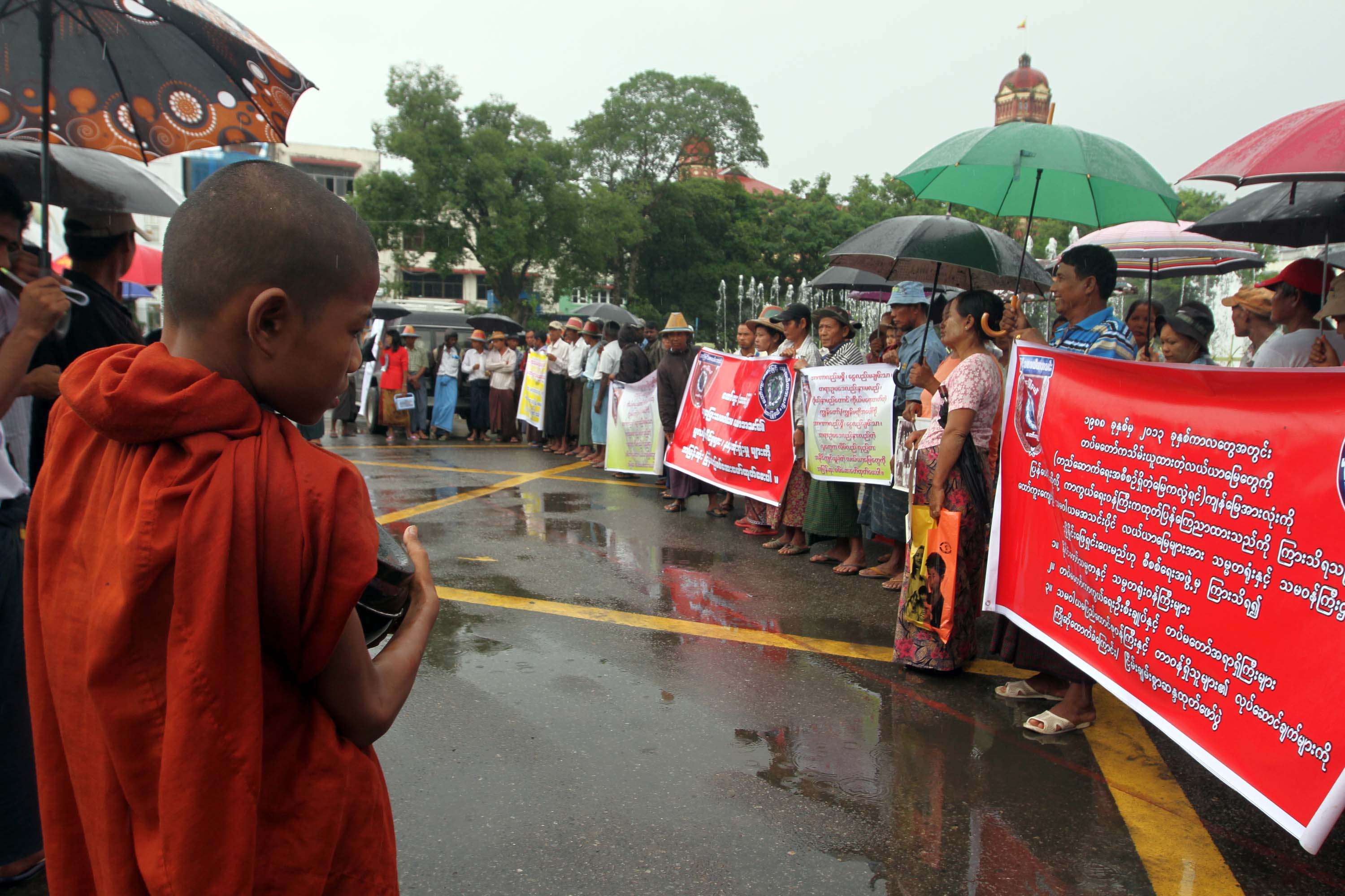 လယ္သမားအေရးလႈပ္႐ွားသူ ၁၅၀ နီးပါး တရားစြဲခံေနရ