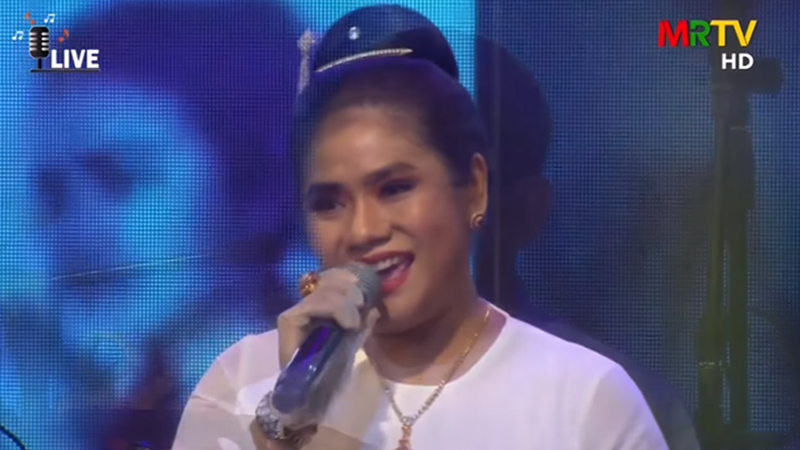 ဖခင်၏ “ထွေးညို” သီချင်းကို ရွှေရည်သိန်းတန် ပြန်လည်သီဆို (ရုပ်သံ)