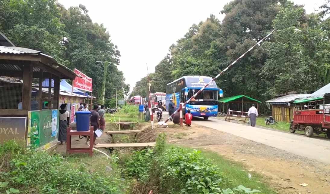 ကချင်ပြည်နယ်အဝင်ဂိတ် ဖြတ်သန်းခွင့် အချိန်ကန့်သတ်ချက်ကြောင့် ကုန်စိမ်းကားသမားများ အခက်ကြုံ