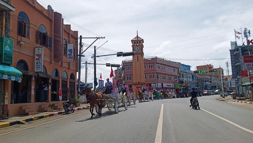 ပြင်ဦးလွင်တွင် တသီးပုဂ္ဂလကိုယ်စားလှယ်လောင်း ၂ ဦး မြင်းလှည်းများဖြင့် မဲဆွယ်စည်းရုံး